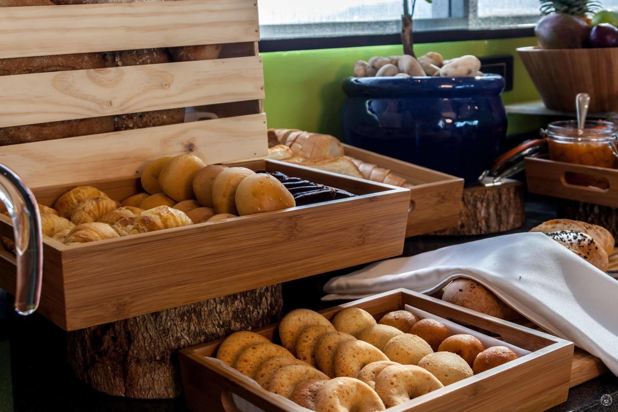 Ghl Collection Barranquilla Hotel Exterior photo Buns at a buffet