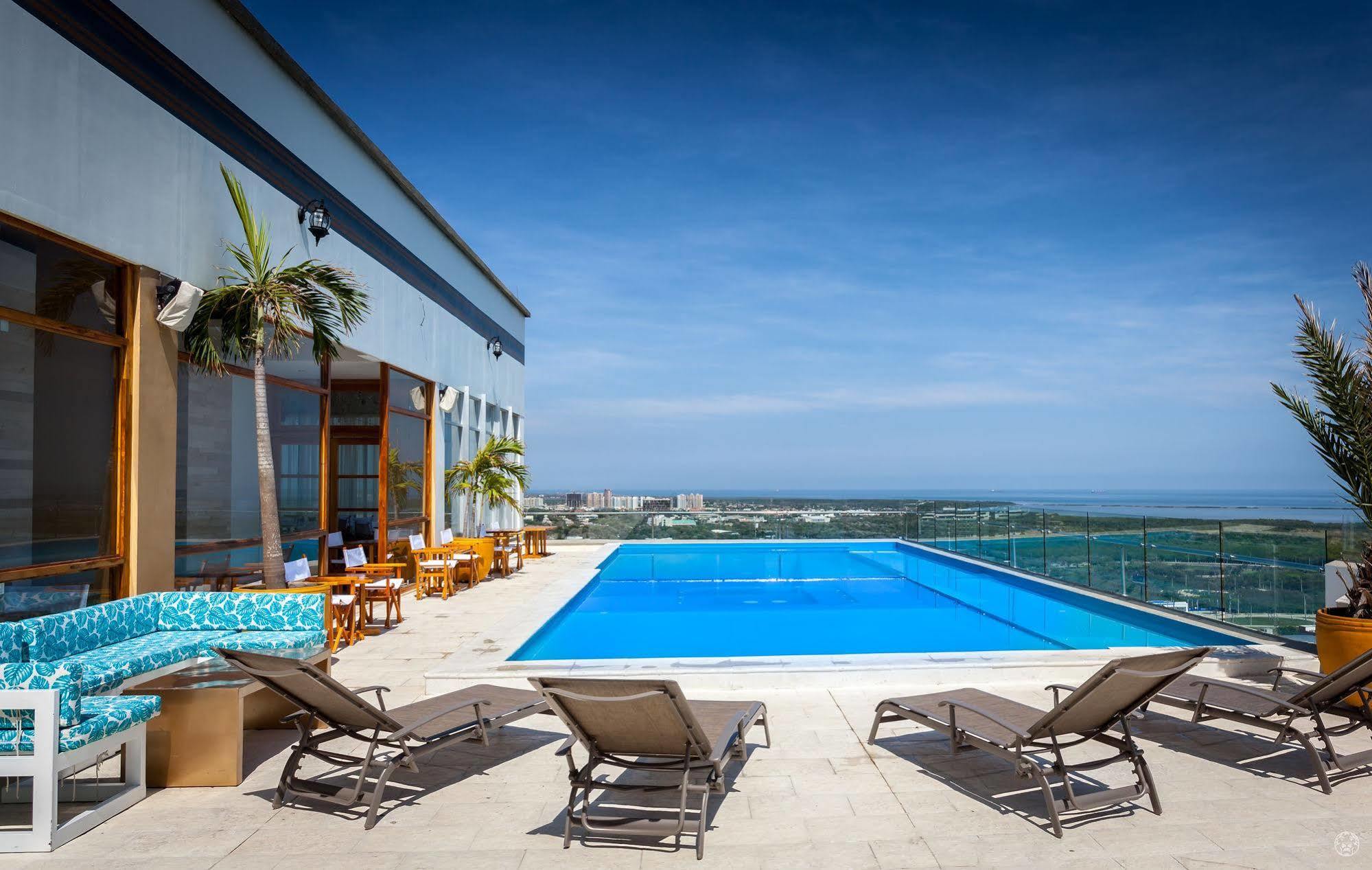 Ghl Collection Barranquilla Hotel Exterior photo Rooftop pool at the hotel